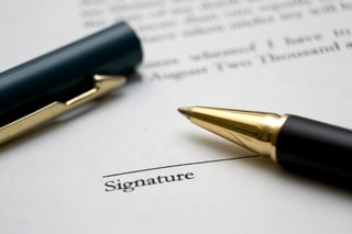 to-sign-a-contract-3-1236622 (Kopiowanie)